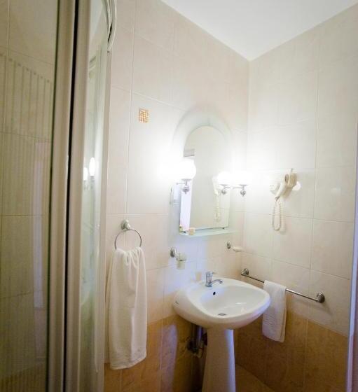 Quarto Estandar Individual, Class