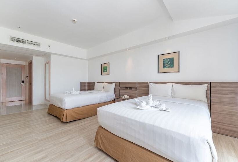 Номер Deluxe, Crown Regency Hotel And Towers