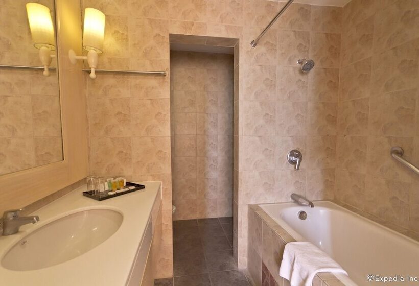 Люкс Deluxe 2 Спальни, Crown Regency Hotel And Towers
