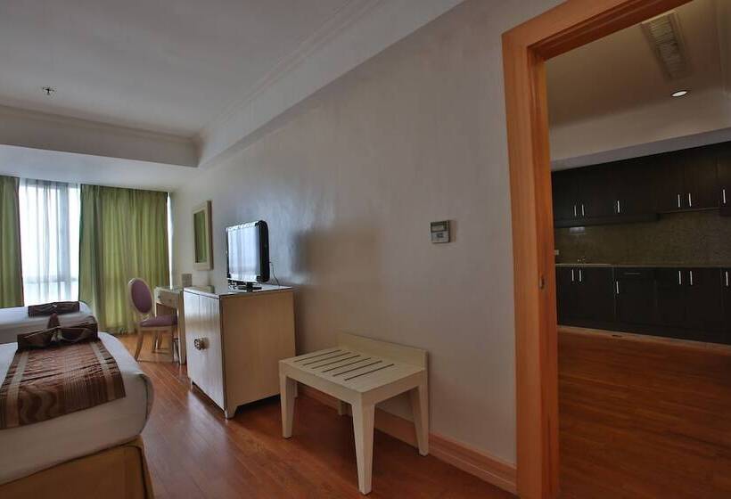 Люкс Deluxe 2 Спальни, Crown Regency Hotel And Towers
