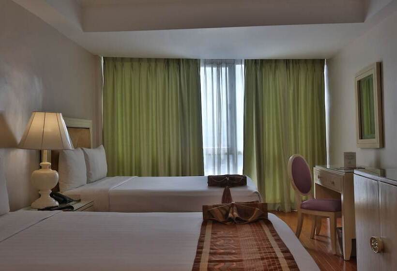 Люкс Deluxe 2 Спальни, Crown Regency Hotel And Towers