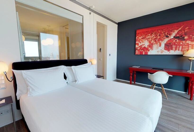 Номер Стандарт Вид на Бассейн, Melia Barcelona Sky 4 Sup