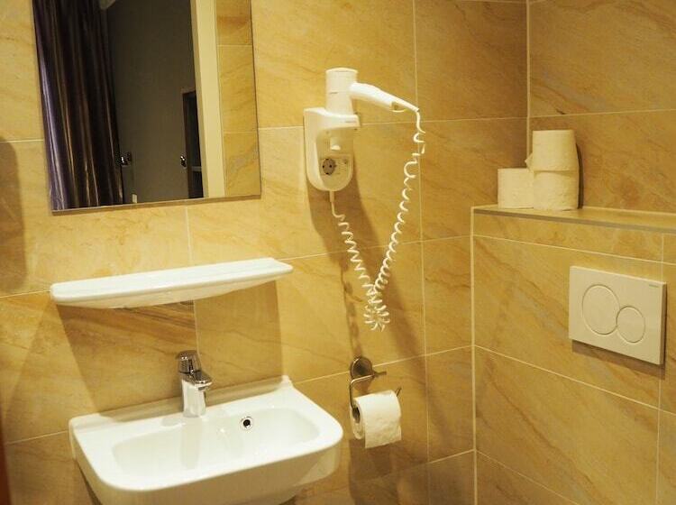 اتاق استاندارد سه نفره, Blossoms City