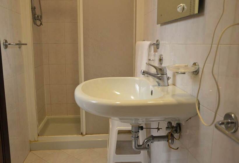 이코노미 룸, Tito