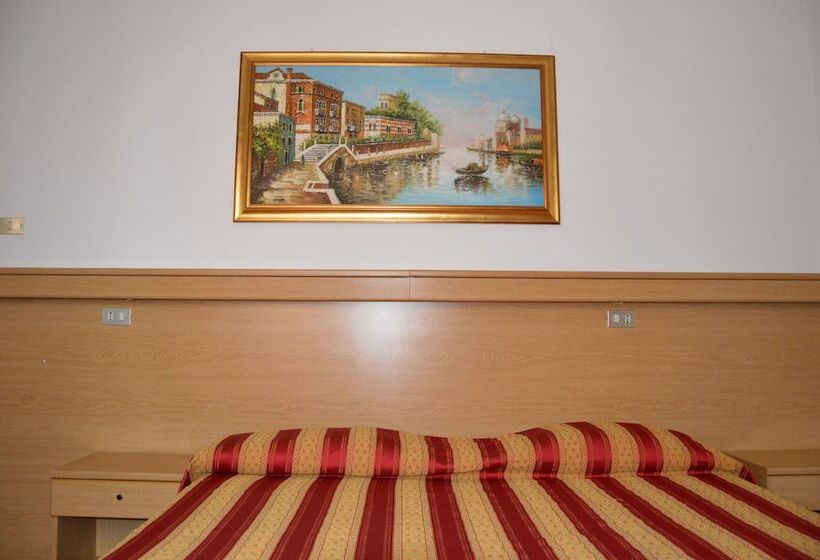 이코노미 룸, Tito