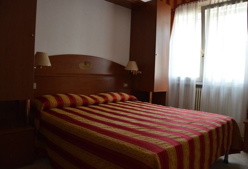 이코노미 룸, Tito