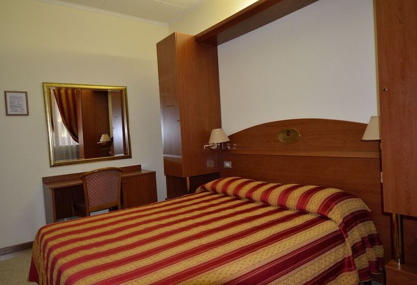 이코노미 룸, Tito