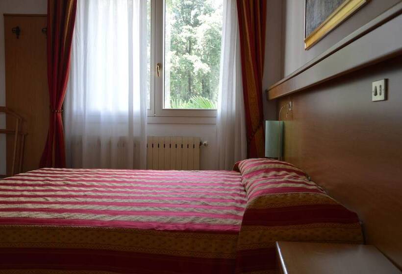 이코노미 룸, Tito