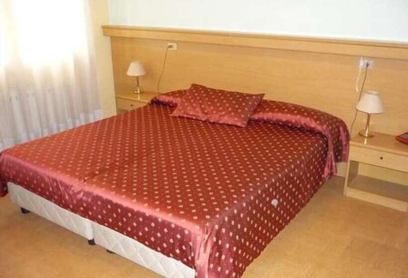 이코노미 룸, Tito