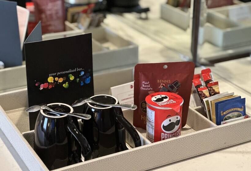 行政房间, One World