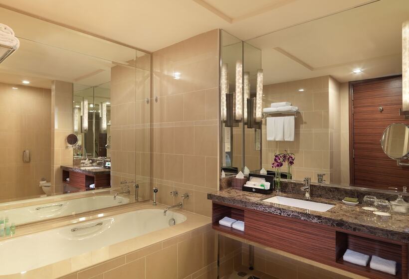 小型套房, One World