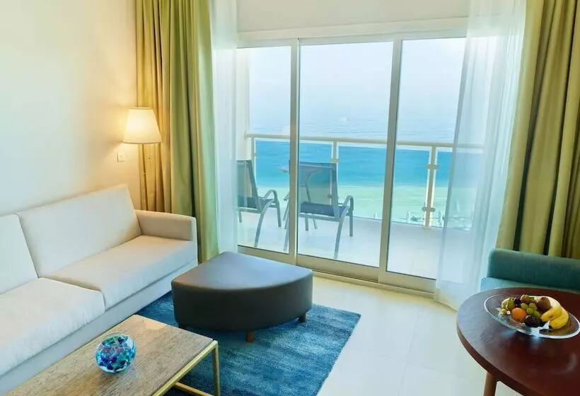 オーシャンビューのプレミアムルーム。, Radisson Blu Resort Fujairah
