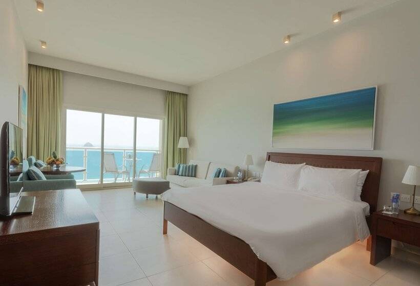 اتاق پرمیوم با چشمانداز دریا, Radisson Blu Resort Fujairah