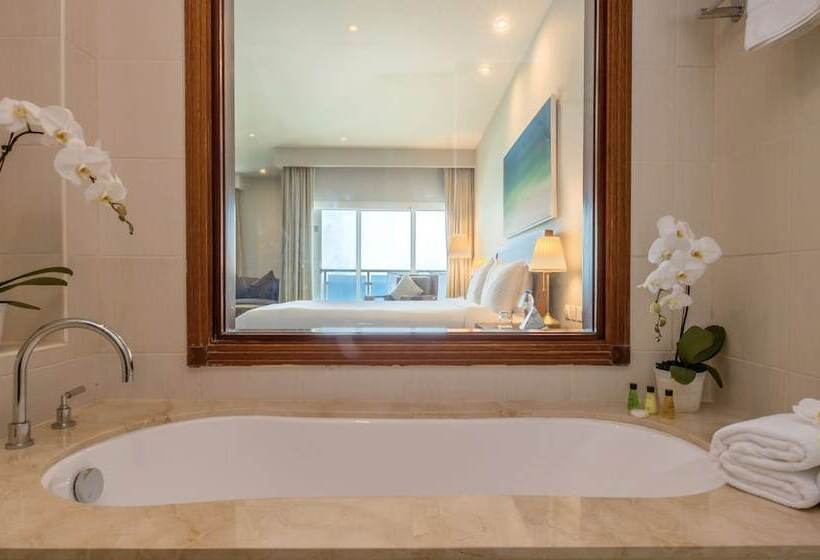 اتاق پرمیوم با چشمانداز دریا, Radisson Blu Resort Fujairah