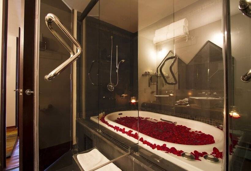 سوییت سوپریور, Santa Rita Hotel Del Arte