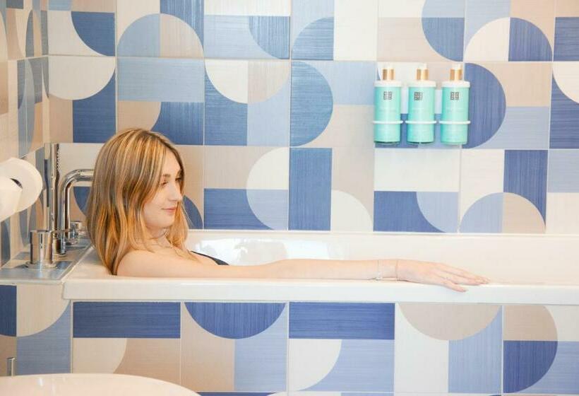 سوییت جونیور با چشم‌انداز دریا, Novotel Montecarlo