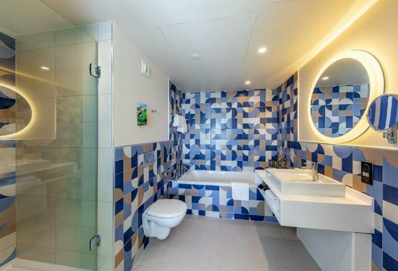 سوییت جونیور با چشم‌انداز دریا, Novotel Montecarlo