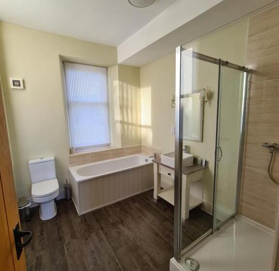 חדר דלוקס, The Gateway