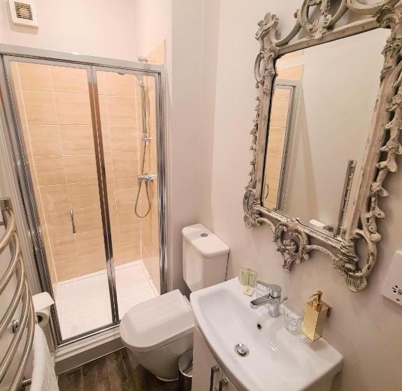 חדר משפחתי, The Gateway