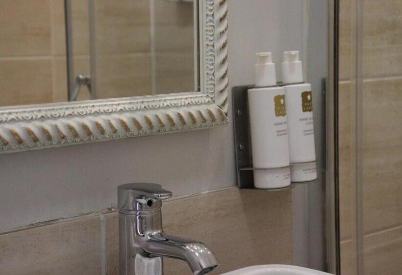 חדר דלוקס, The Gateway