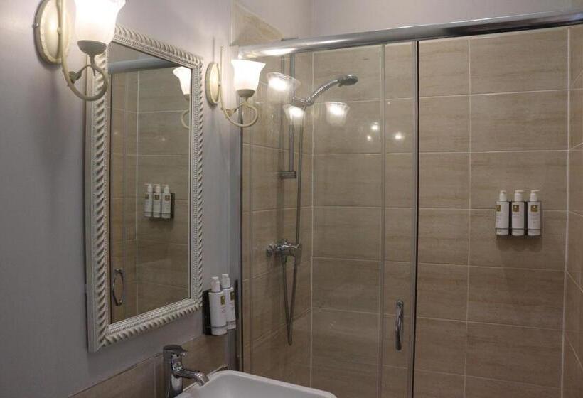 חדר דלוקס, The Gateway