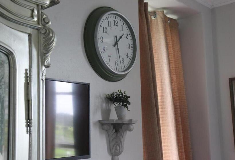 חדר משפחתי, The Gateway