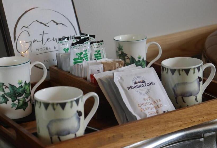 חדר משפחתי, The Gateway