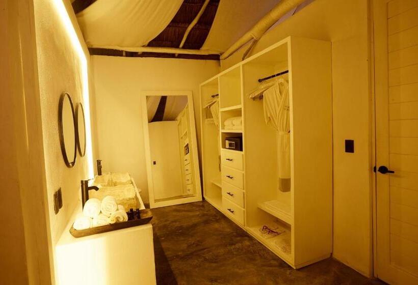 带大床的套房, Roc Luxe Tulum
