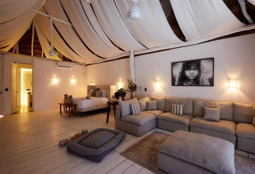 带大床的套房, Roc Luxe Tulum