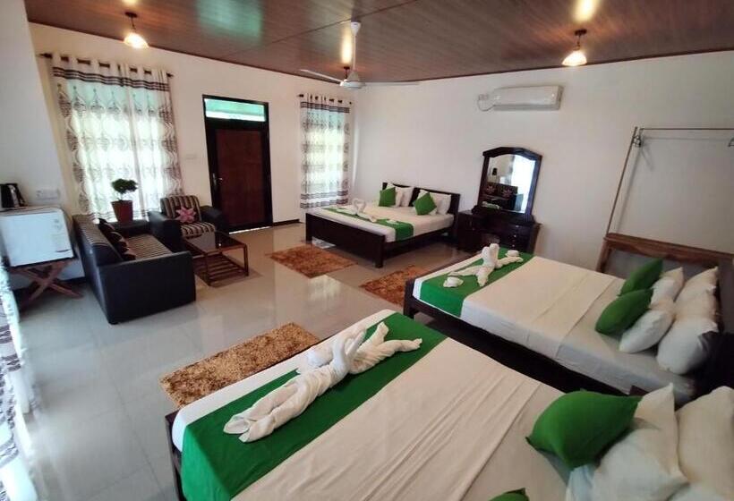 اتاق لوکس خانوادگی, Village Mango Resort Yala