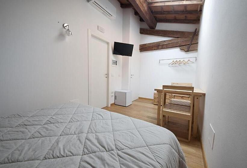 スタンダードルーム, Le Camere Pietrasantine   Centro Storico