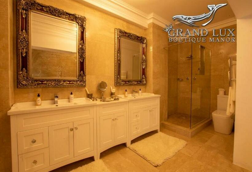 Люкс Кровать Кинг, Grand Lux Boutique Manor