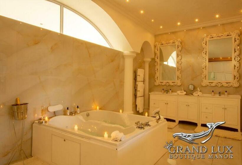 سوییت با چشم‌انداز دریا, Grand Lux Boutique Manor