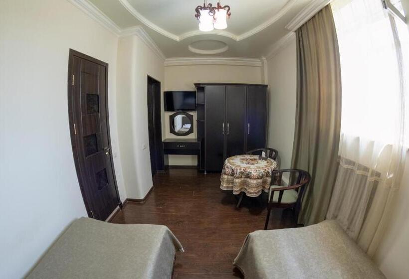 اتاق اکونومی, Parvana