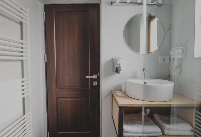 キングサイズベッドのスタンダードルーム, Altitude Guest House Ranca