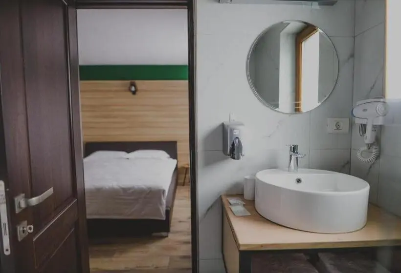 اتاق استاندارد سه نفره, Altitude Guest House Ranca