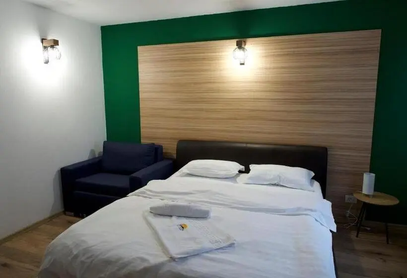 اتاق استاندارد سه نفره, Altitude Guest House Ranca
