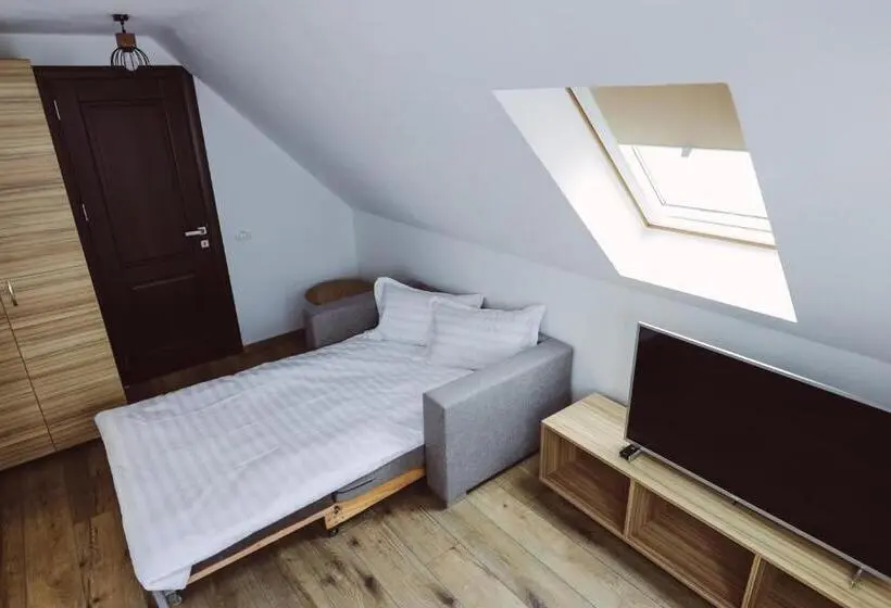 اتاق استاندارد چهار تخته, Altitude Guest House Ranca