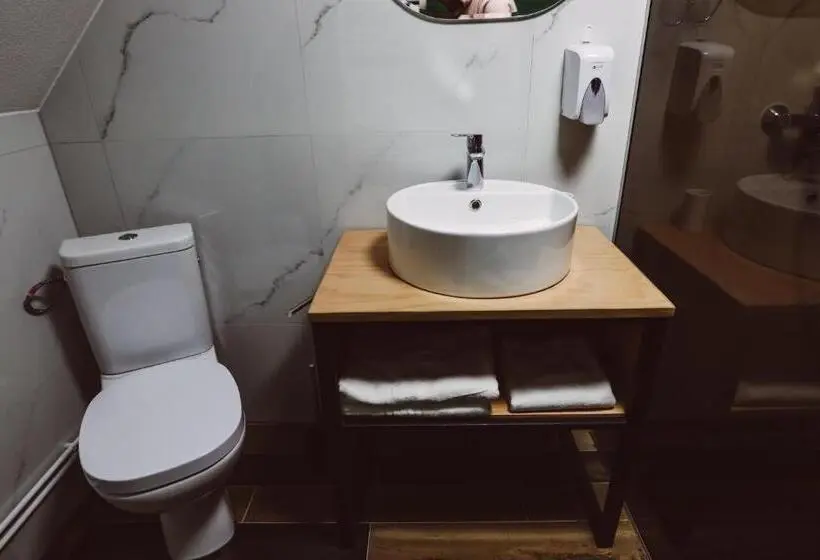اتاق استاندارد چهار تخته, Altitude Guest House Ranca