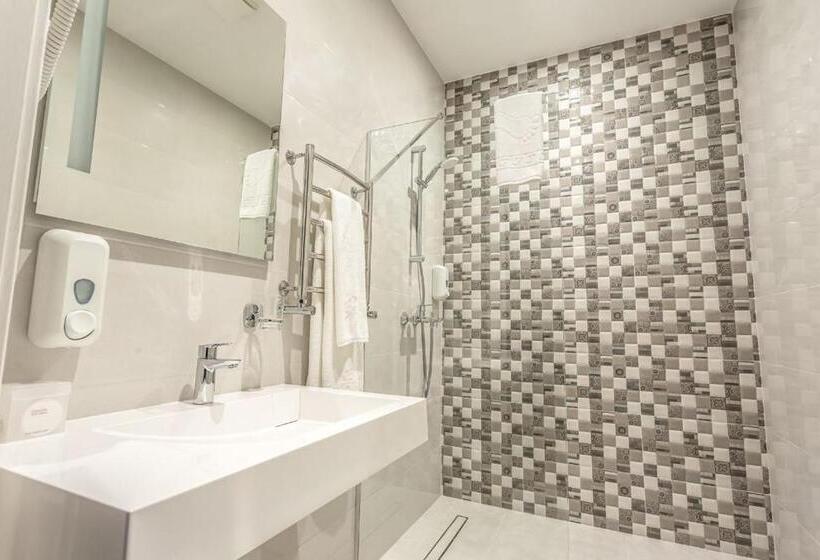 اتاق استاندارد با بالکن, Optima Collection Khmelnytskyi