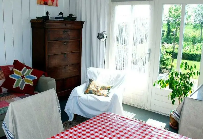 １ベッドルームハウス, Bed In Waterland
