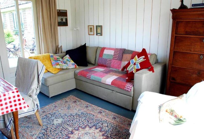 침실 1개 주택, Bed In Waterland