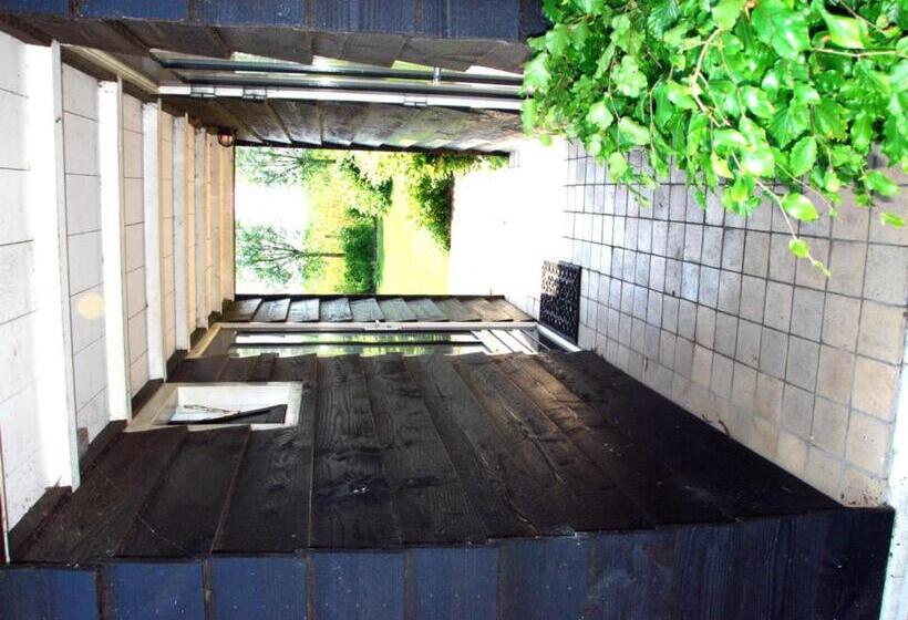 침실 1개 주택, Bed In Waterland