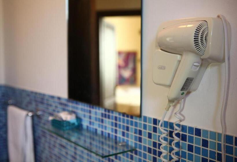 سوئیت مدیریتی 2 خوابه, Art Lincoln