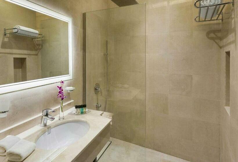 带大床的豪华间, Mövenpick Hotel Qassim