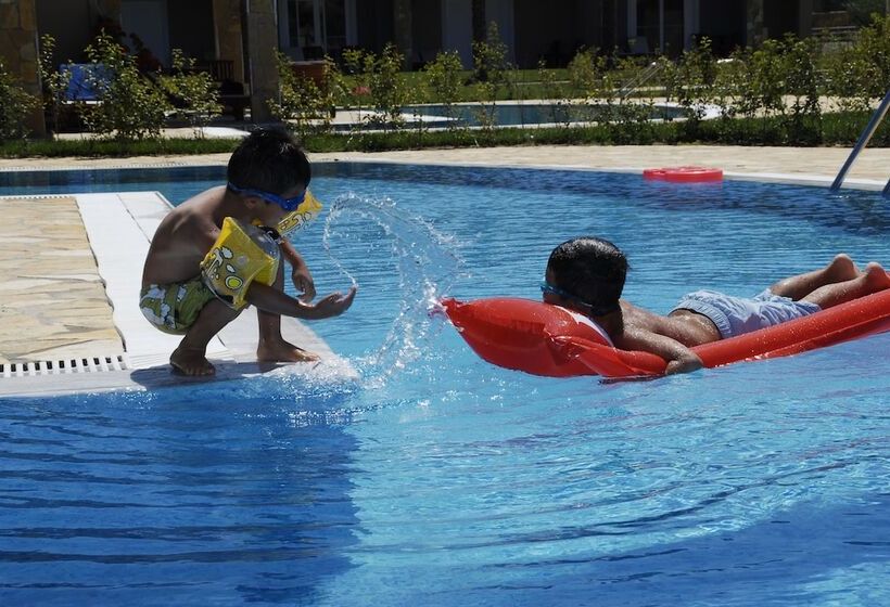 בונגלו משפחתי, Olympia Golden Beach Resort & Spa