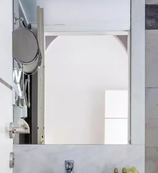 اتاق خانوادگی, Loizos Stylish Residences