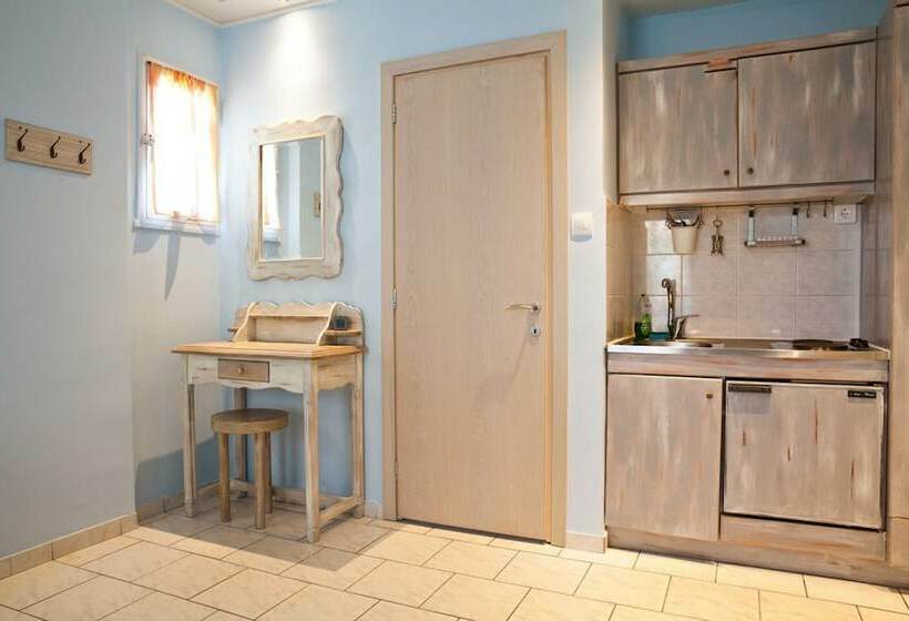 수피리어 스튜디오, Melissanthi