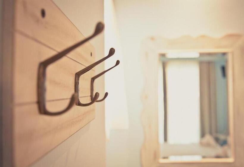 수피리어 스튜디오, Melissanthi