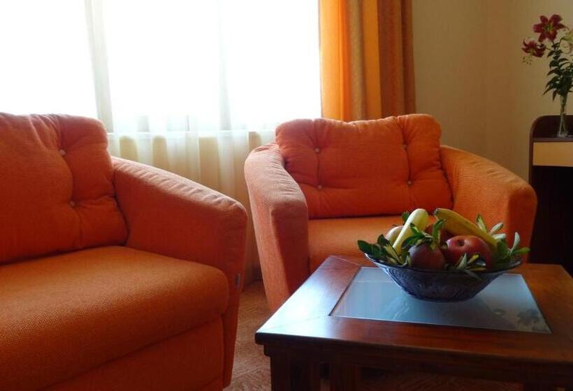 주니어 스위트, Adamo